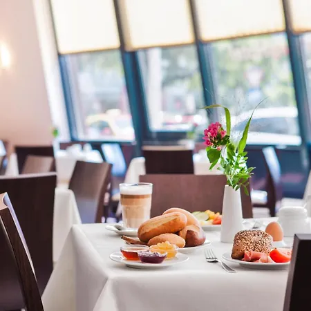 Center By Leonardo Szálloda