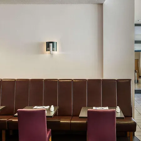 Center By Leonardo Szálloda