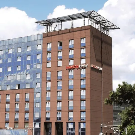 Center By Leonardo Szálloda